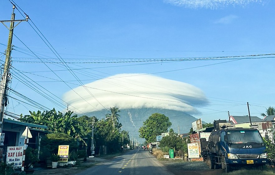 Flying saucer clouds in Vietnam
