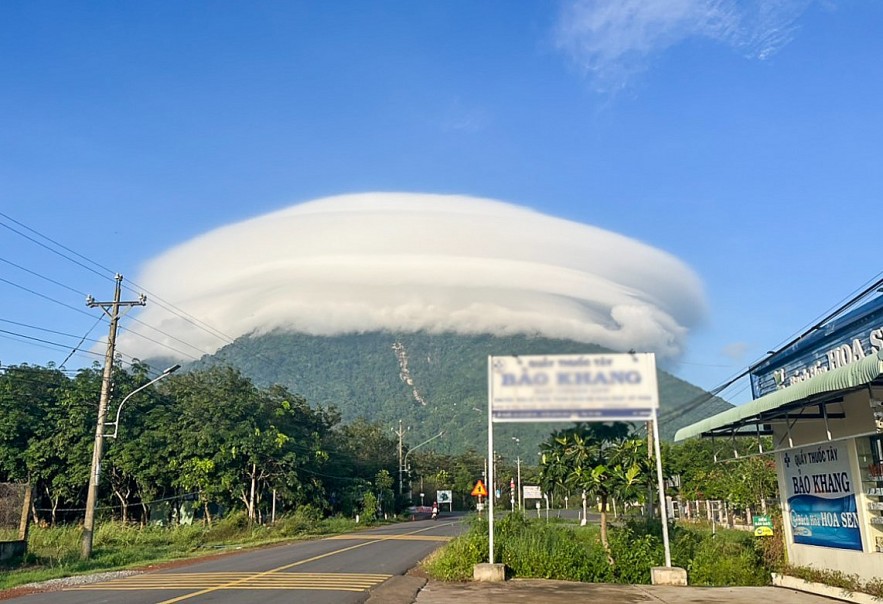 The big cloud hovering over the top of Ba Den mountain looks like a flying saucer