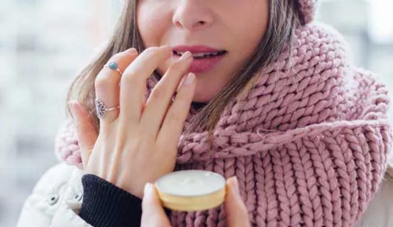 How to Prevent and Treat Dry Skin in Winter
