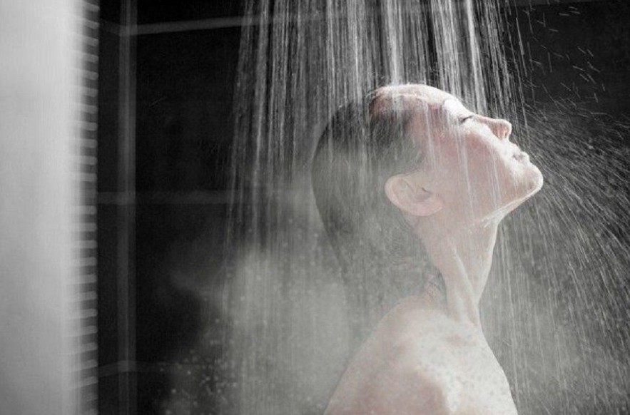 Thói quen tắm nước nóng vào mùa đông có thể gây tổn thương làn da. Ảnh: Businessweekly.