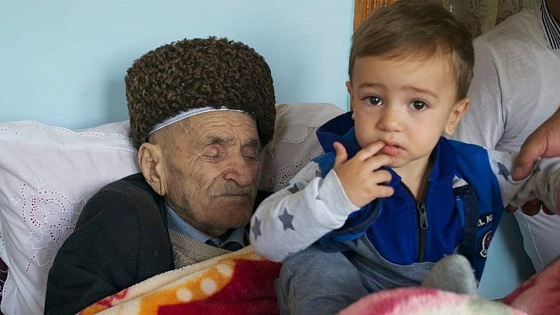 Mammadkhan Abbasov with his great-grandson (CNN