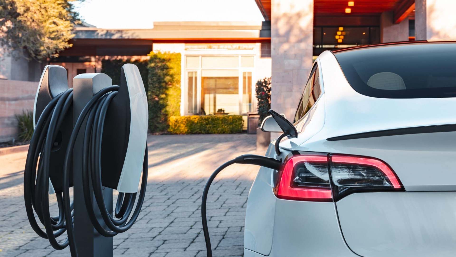 The Most Convenient Locations To Charge Your Electric Cars For Free (2024 Update)