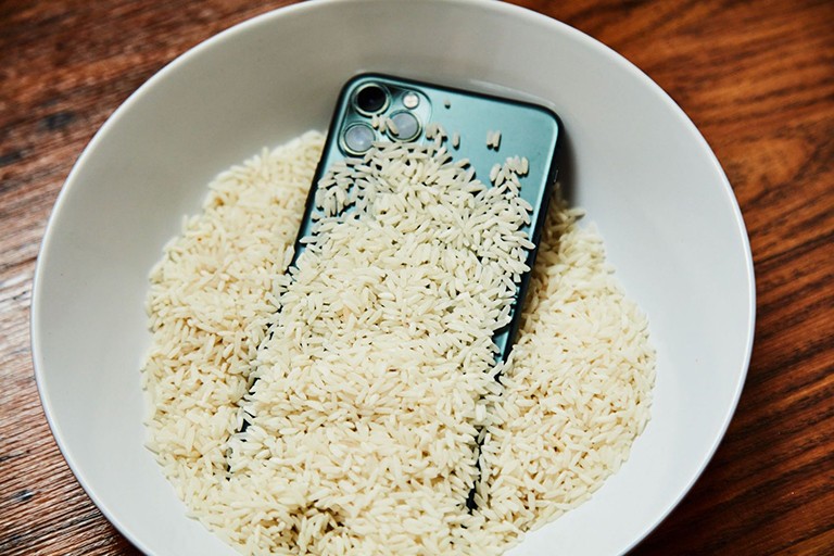 Fact-Check: Bury A Wet SmartPhone in Rice to Absorb Moisture
