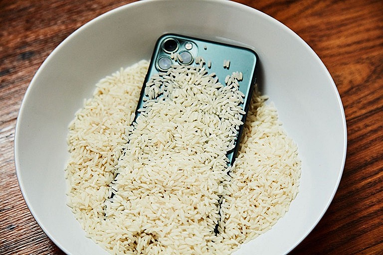 Bury a Wet Smartphone in Rice