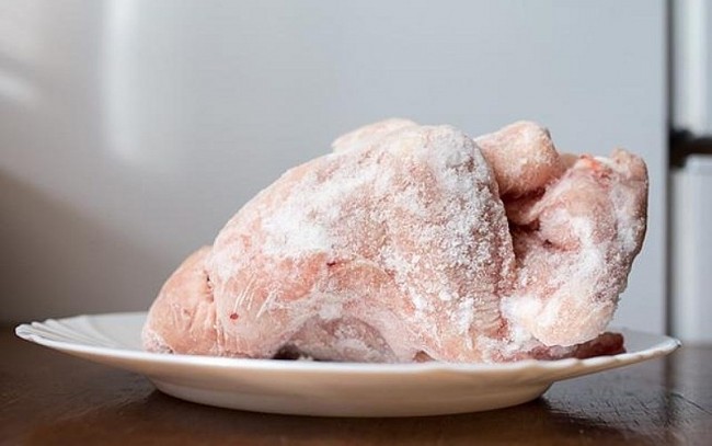 tips to quickly defrost chicken with salt sugar lemon without a microwave