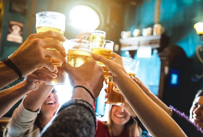 how to say cheers in 50 different languages toasting drinks