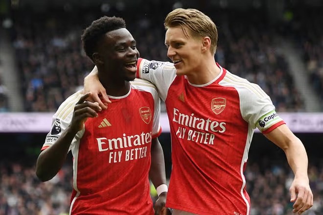 Arsenal averages 2.6 goals per game, thanks to their midfield trio of Odegaard, Rice, and Havertz.