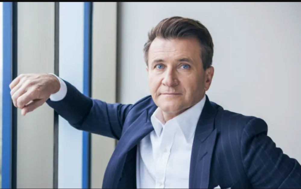 Renowned entrepreneur and Shark Tank investor Robert Herjavec recently shared his insights on the quickest path to accumulating a million dollars, and surprisingly, it doesn't involve launching a business.