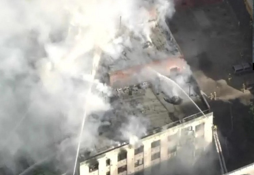 Firefighters battle downtown Los Angeles 4-story building fire