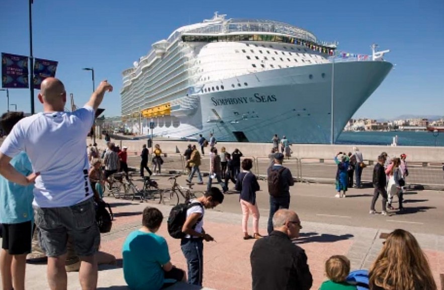 Fact-Check: Hundreds of Royal Caribbean Passengers Filmed by Hidden Cameras in Bathrooms