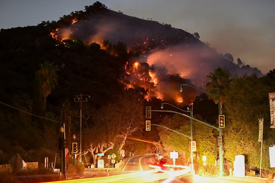 View of the mountain's flames on January 9, 2025, from Topanga Canyon, close to the Pacific Palisades in Topanga, Los Angeles, California, USA