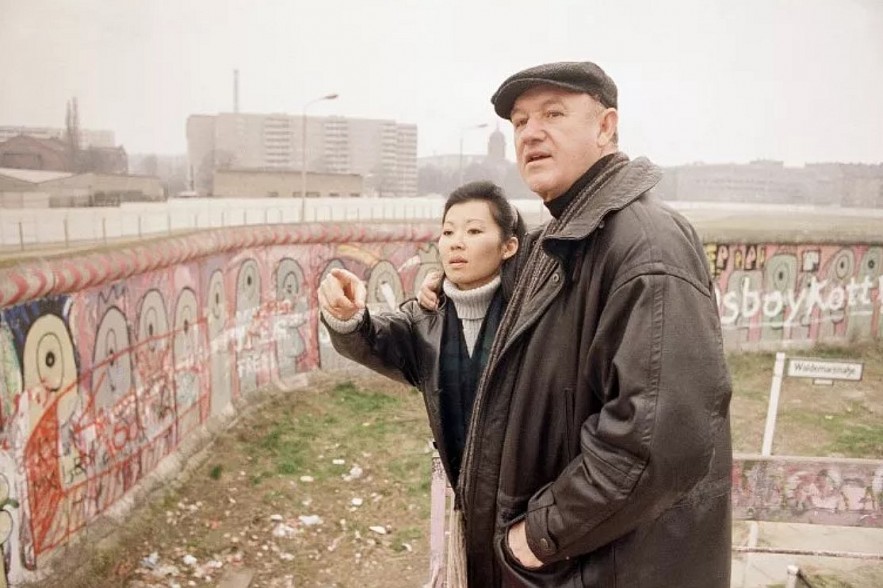 Gene Hackman, right, and his companion Betsy Arakawa take a look over Berlin Wall in1989