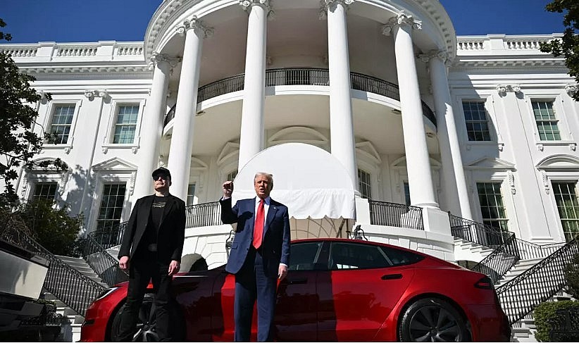 Did Trump Turn the White House Into a Tesla Showroom? The Truth Behind the Viral Photo