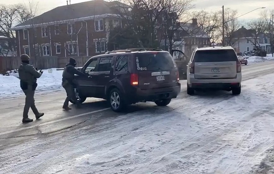 An ICE agent approaching the vehicle moments before the shooting