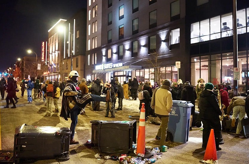 Anti-ICE protesters violently swarmed a Minneapolis hotel where they believed federal officers were staying Anti-ICE protesters violently swarmed a Minneapolis hotel where they believed federal officers were staying