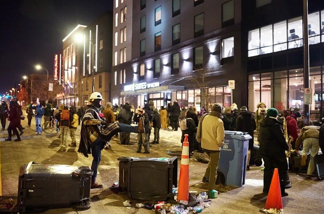 Anti-ICE Protesters Clash With Police at Minnesota Hotel Amid Rising Tensions