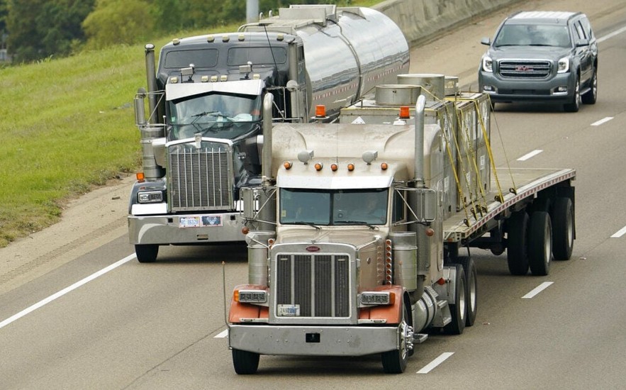 more than 550 commercial driving schools in the U.S. that train truckers and bus drivers must close after investigators found they employed unqualified instructors, failed to adequately test students and had other safety issues