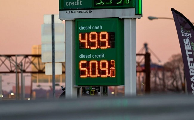 The $4 Gap: Why U.S. Gas Prices Haven't Followed Oil’s Record Plunge