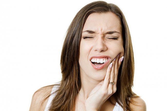 What are home remedies to ease toothache