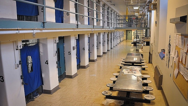 How Many Prisons/Prisoners Are There In Canada:?