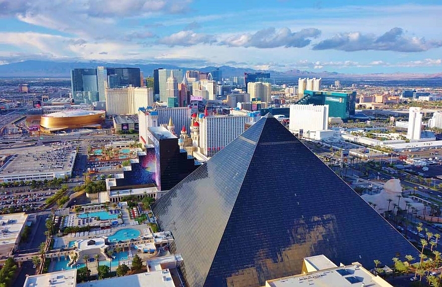 Luxor Pyramid, Las Vegas, USA – by EQRoy / Shutterstock.com