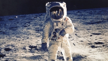 Who is Neil Armstrong - the First Person Landed on the Moon?