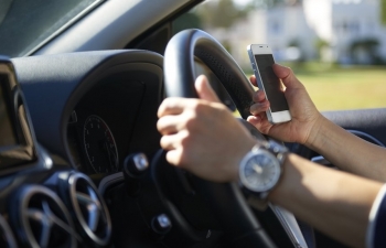 New Law in UK from January 2021: Drivers to be Banned from Picking up Mobile Phones