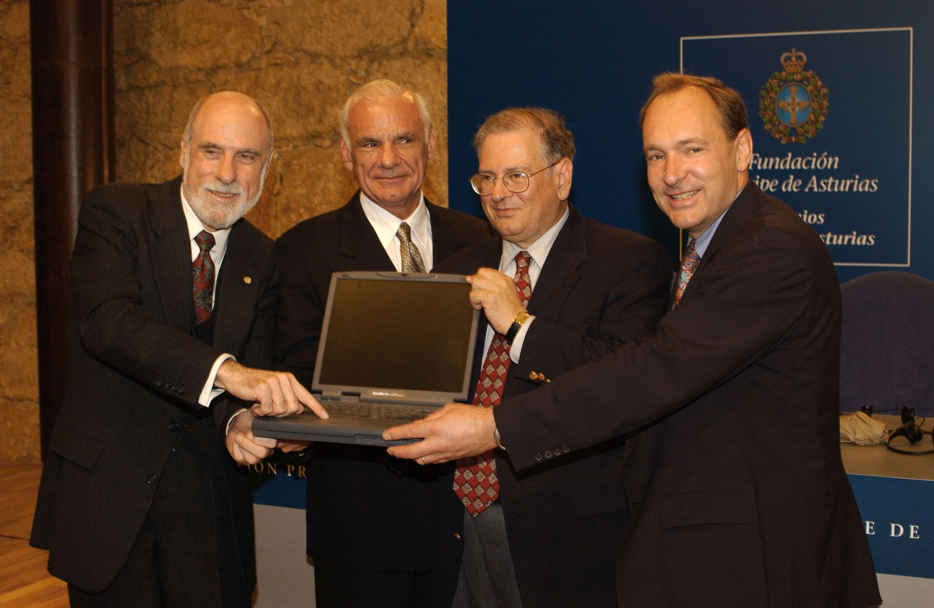 Internet pioneers Lawrence Roberts, Robert Kahn, Vinton Cerf and Tim Berners-Lee attend a media conference the day before they receive the Prince of Asturias award for Science and Technology investigation October 24, 2002 in Oviedo, Spain.Photo: Getty Ima