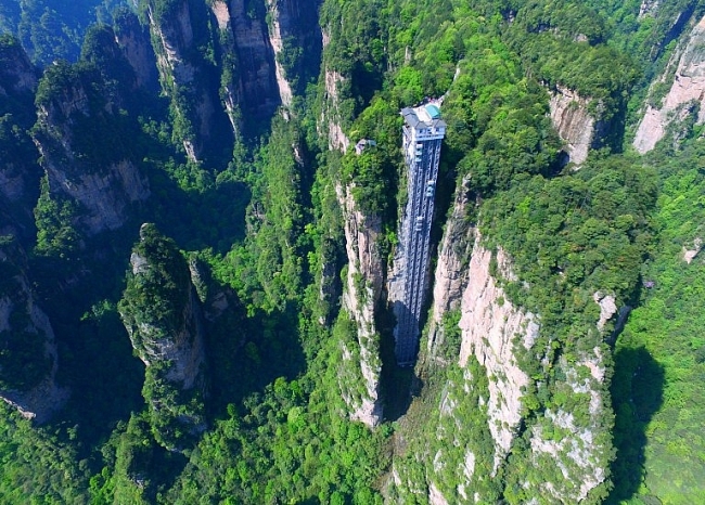 Interesting Facts About Hundred Dragons -  The World's Tallest Outdoor Elevator