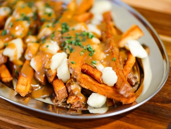 How to Make a Perfect Poutine to Treat Your Beloved Ones