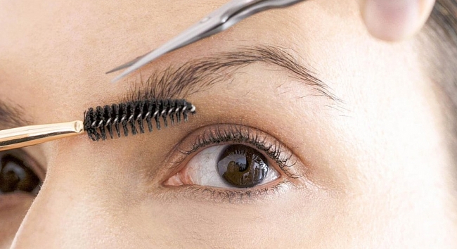 How to Trim Your Eyebrows at Home (in Just 6 Steps)