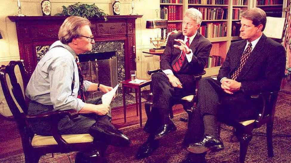 Larry King has interviewed every sitting president since Gerald Ford. Here he is with President Bill Clinton and Vice-President Al Gore before the 1996 presidential election. Photo AFP. 