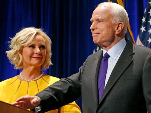 John McCain và bà Cindy McCain
