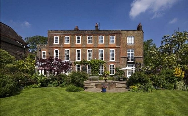 Top 10 Most Expensive Homes in the U.K in 2021/2022