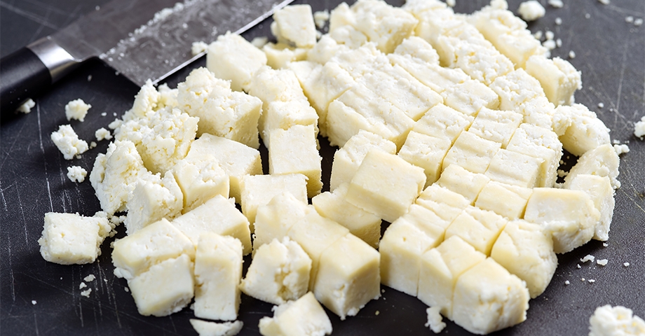 A simple recipe on how to make paneer at home