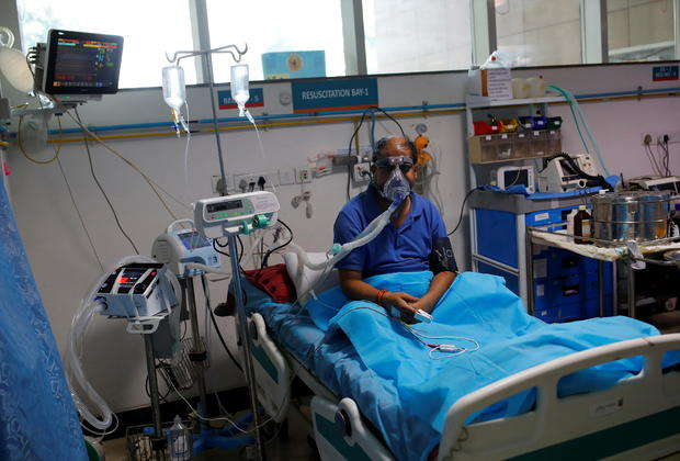 A man suffering from COVID-19 receives treatment inside the emergency room of Safdarjung Hospital in New Delhi, India, on May 7, 2021.  ADNAN ABIDI / REUTERS