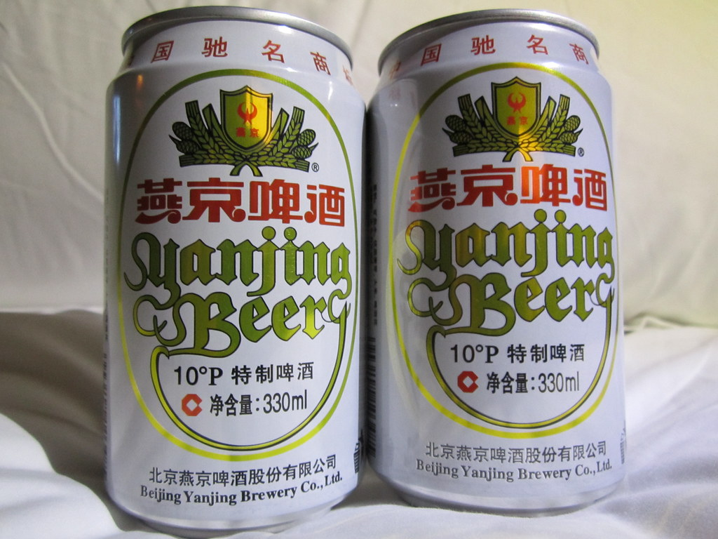 Пиво по китайски. Пиво Yanjing. Китайское пиво Yanjing. Yanjing Beer пиво. Пиво Пекин китайское.