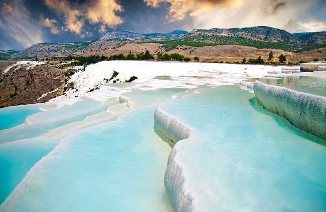 Top 7 Gorgeous Hot Springs In The World You Shouldn't Miss