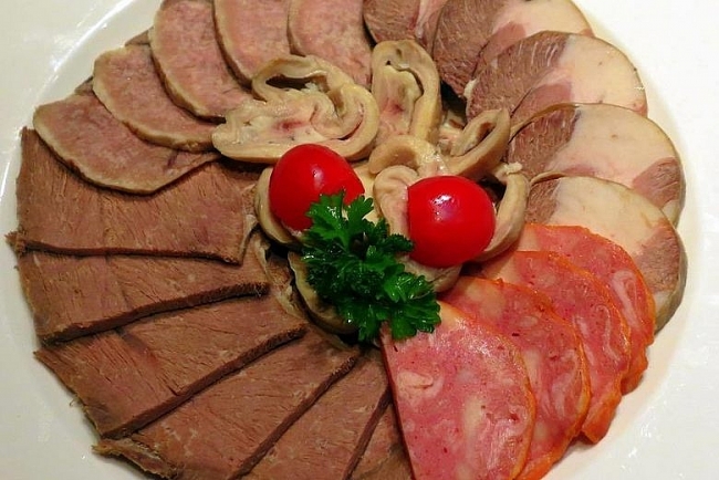 World's Most Bizzare Foods: Qarta - a horse meat dish