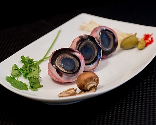 World's Most Bizarre Foods: Tuna Eyeballs from Japan