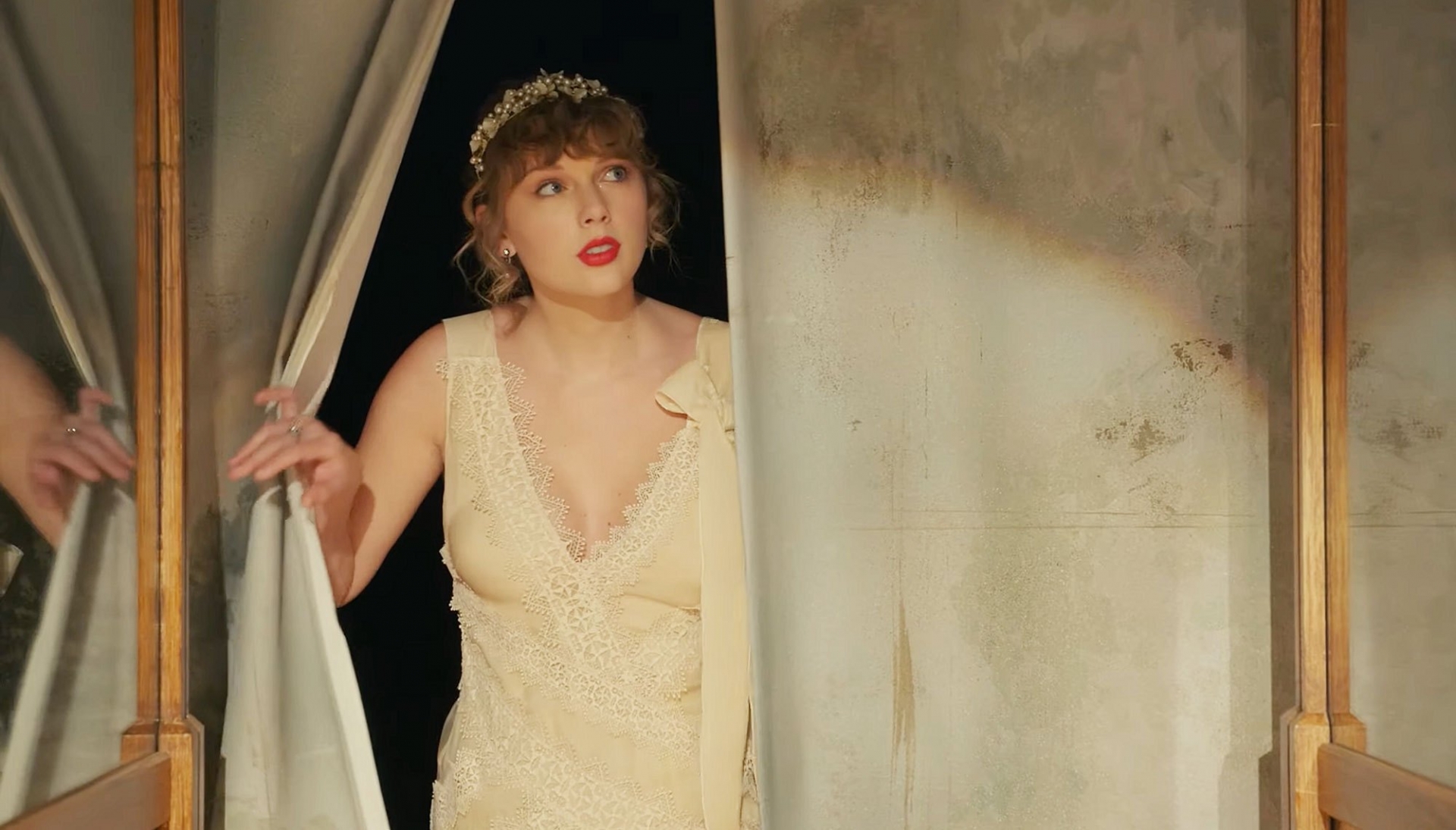 2156 taylor swift debuts willow music video from surprise 9th album evermore 02