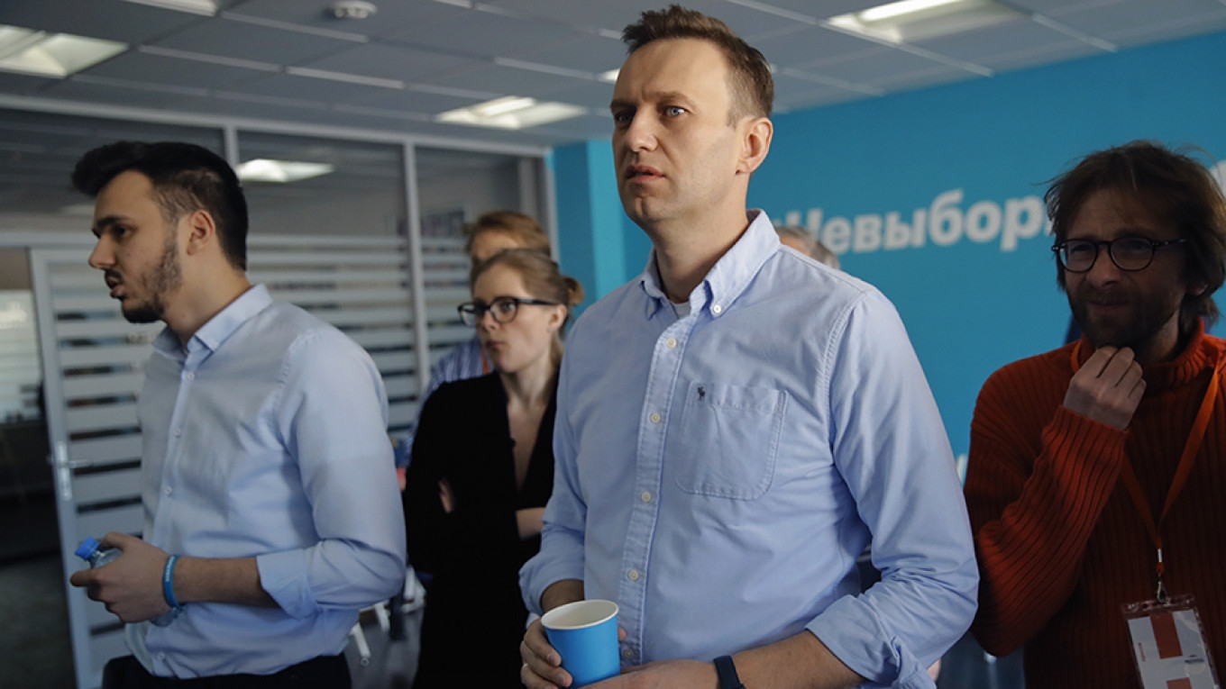 Kremlin critic Alexei Navalny detained on his return to Russia from Germany
