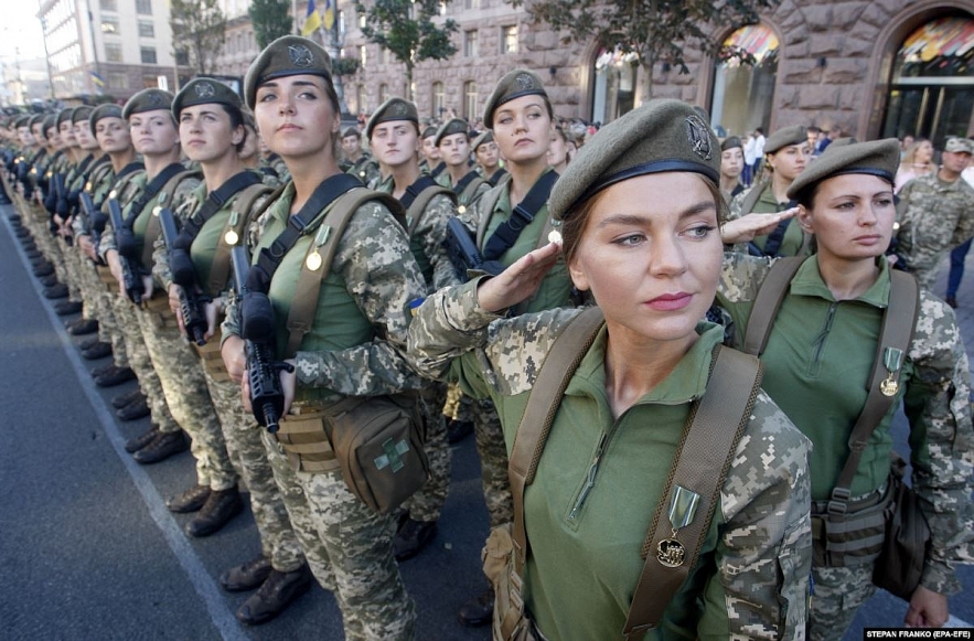 Beautiful Female Ukraine Soldiers 