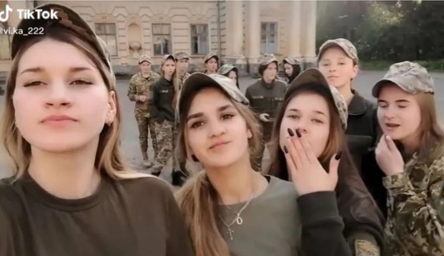 Female Ukrainian soldiers are taking to social media to post glam pictures