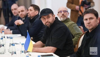 Who is the Chief Ukrainian Negotiator Arakhamia with Baseball Caps