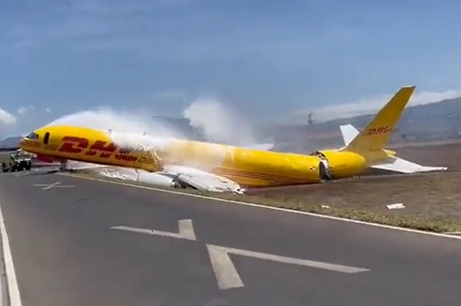 Video: Boeing Breaks in Half at Costa Rican Airport